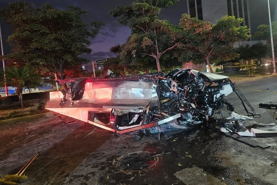 Cuatro personas resultaron lesionadas al volcar la Cybertruck Tesla en la que viajaban, en la Colonia Providencia, en Guadalajara.