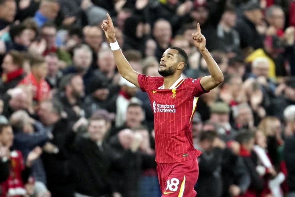 Liverpool sufrió con el Brighton, pero pudo remontar en casa con goles de Gakpo y Salah para ser el nuevo líder de la Premier League.