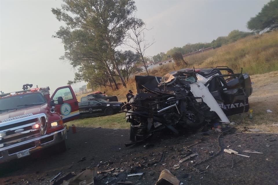 Dos policías murieron y otros dos se encuentra graves, al ser impactados de frente por un tráiler, en Jalostotitlán; terminaban su turno.