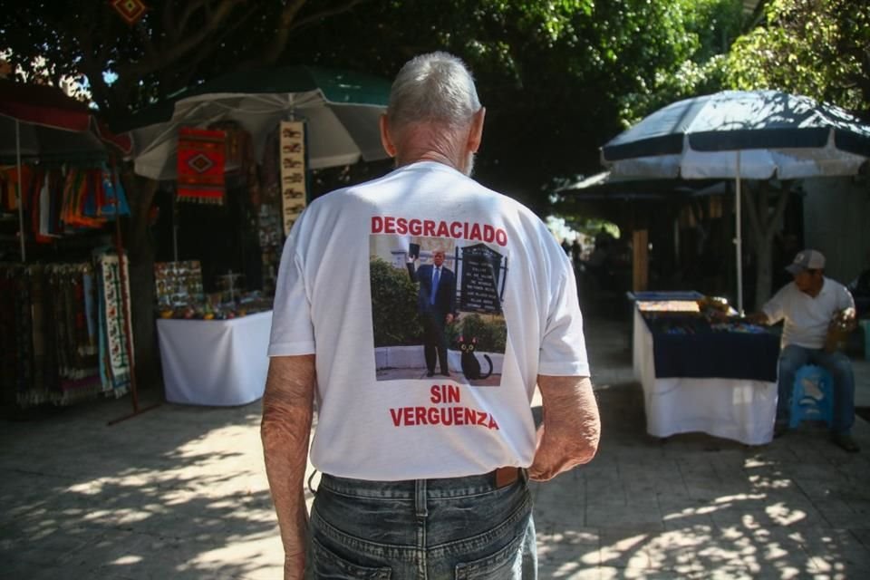 Glen Puterbaugh es un estadounidense de 78 años, que lleva cinco años viviendo en Ajijic, Jalisco. Porta una camisa con una imagen de Trump y la leyenda: 'Desgraciado, sin vergüenza'.