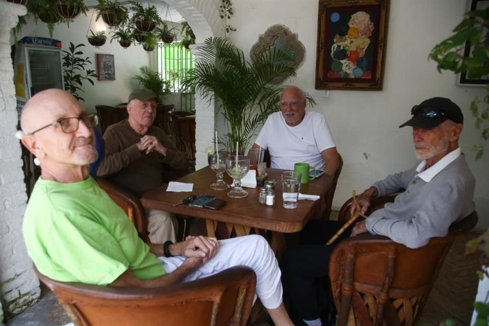 Tim Boeve, Roy Gordan, Marshall Krantz y Alan Higgs, estadounidenses residentes de Ajijic, en Jalisco.