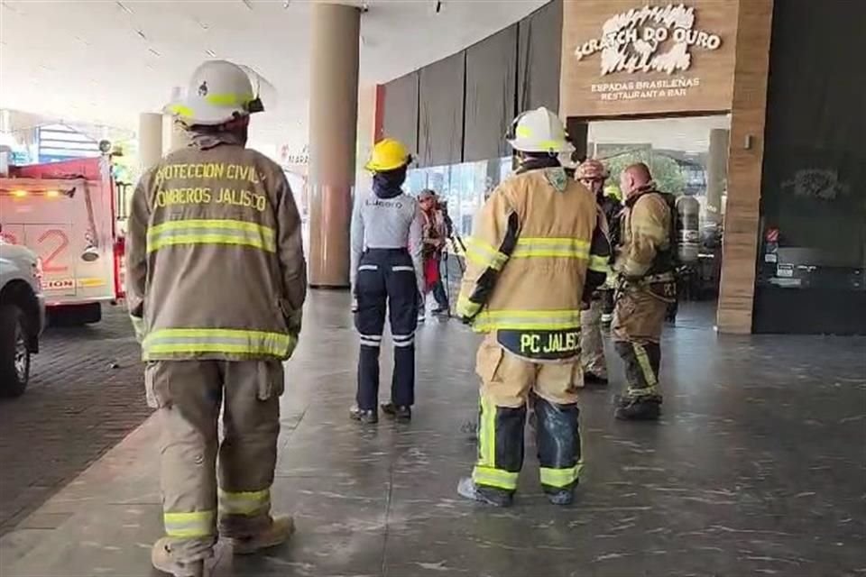 Un incendio en los ductos de ventilación de las parrillas de un restaurante llevó a desalojar a comensales, en Plaza Pabellón.