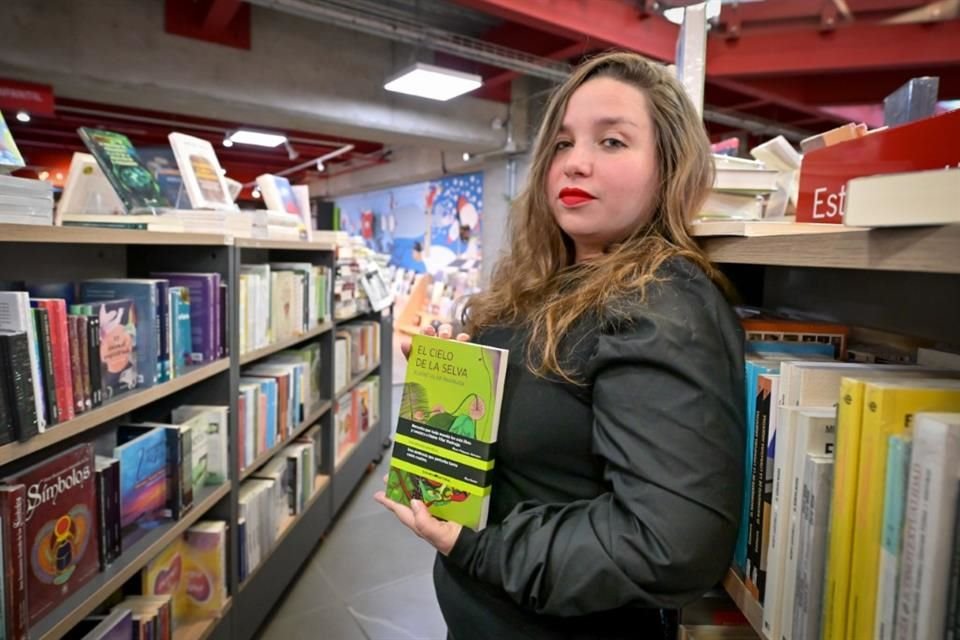 La escritora cubana Elaine Vilar en la Biblioteca Juan José Arreola, donde presentó 'El Cielo de la Selva'.