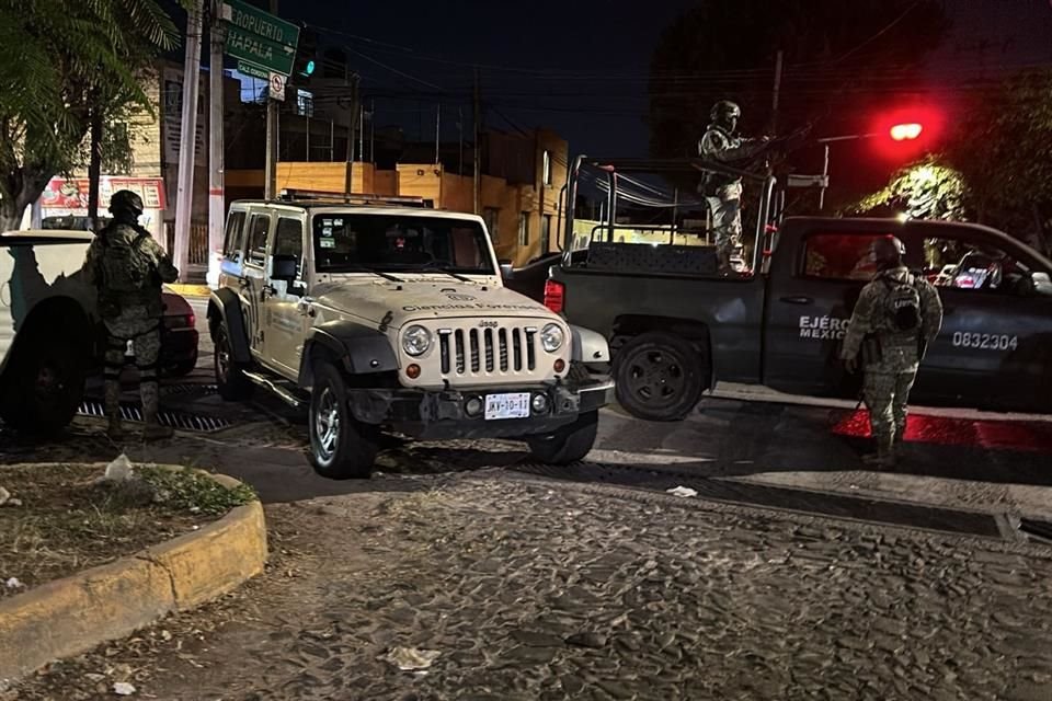 Más de 10 casquillos quedaron alrededor del cuerpo de un hombre que fue asesinado en la Colonia Álamo, tras resistirse al robo de su moto.