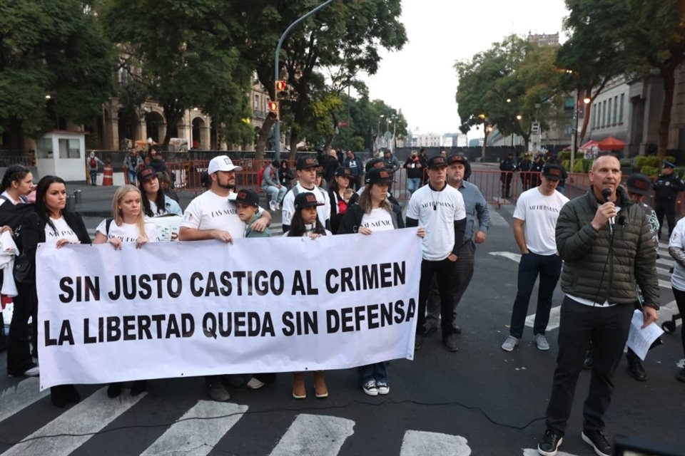 Integrantes de la familia LeBarón afuera de Palacio Nacional. 