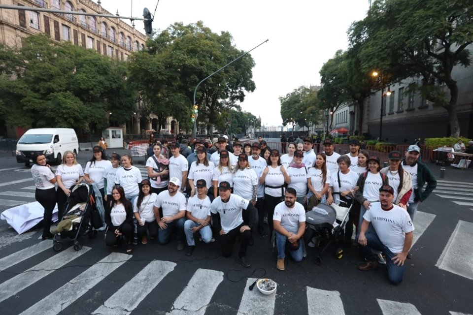 Integrantes de la familia LeBarón afuera de Palacio Nacional.