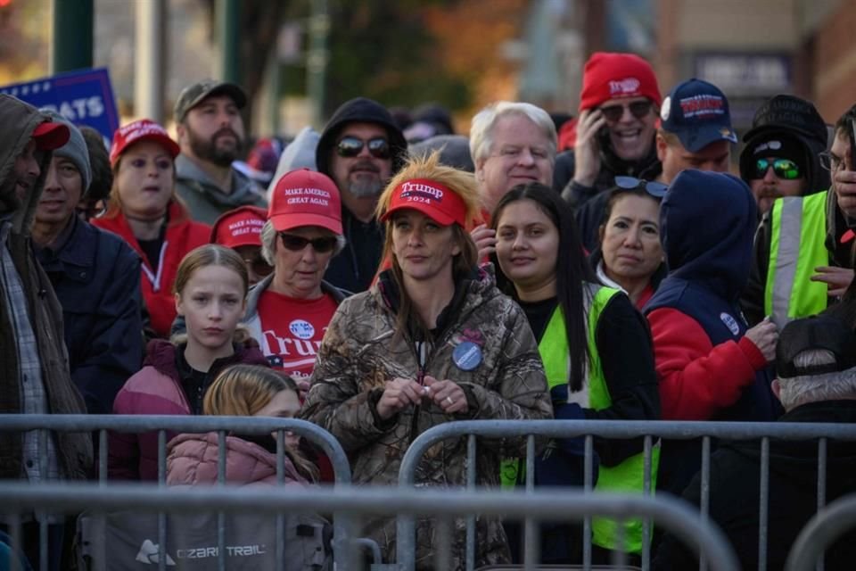 Seguidores de Donald Trump se congregan para un evento de campaña en Pensilvania.