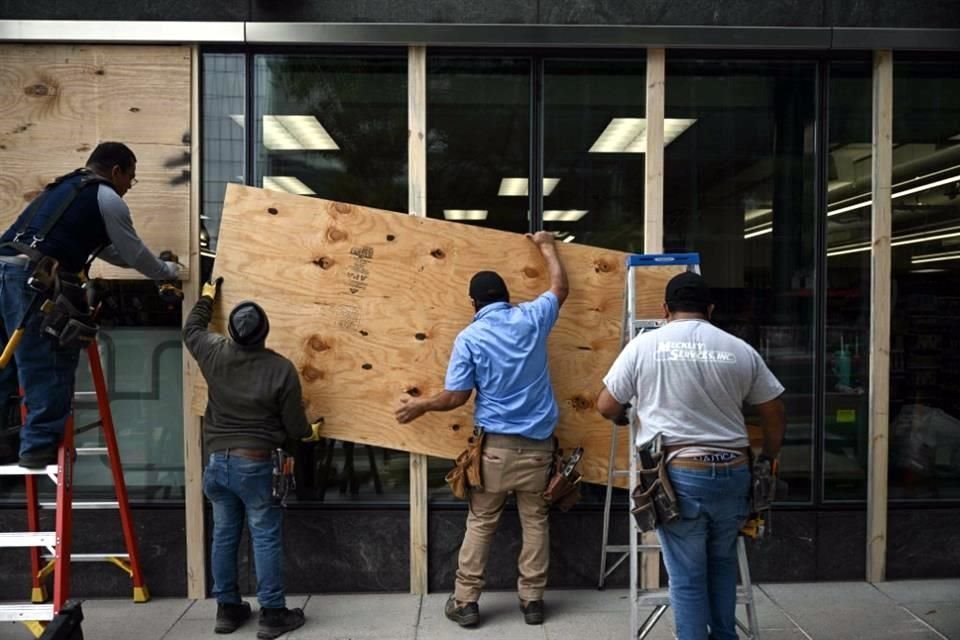 Negocios cerca de la Casa Blanca colocaron tablas de madera para proteger sus instalaciones ante el temor de disturbios electorales.