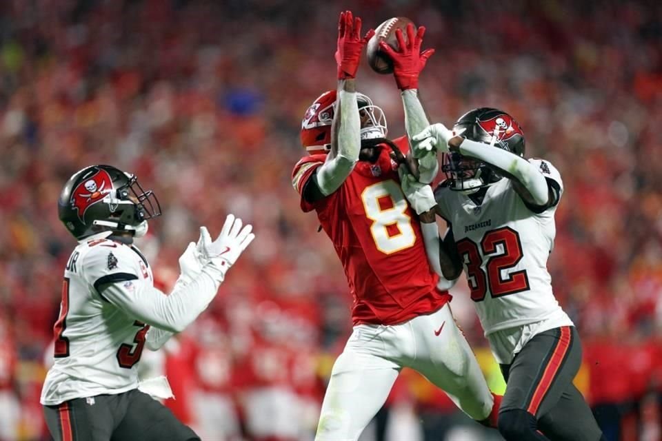 DeAndre Hopkins (8) atrapó dos pases de anotación para el triunfo de Kansas City.