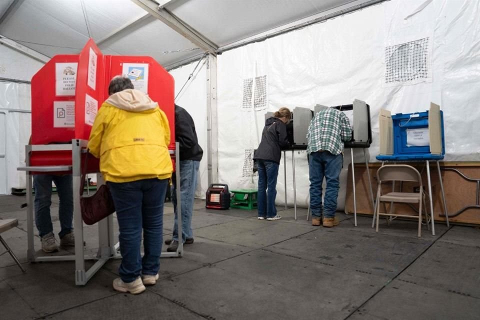 Ciudadanos votan en una casilla electoral durante la jornada presidencial estadounidense, en Burnsville, Carolina del Norte.