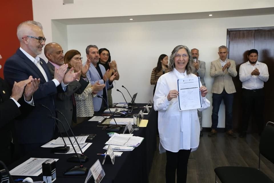 Mara Robles acude a registrarse como candidata a la Rectoría de la UdeG; Anuncia cero tolerancia a violencia de género.