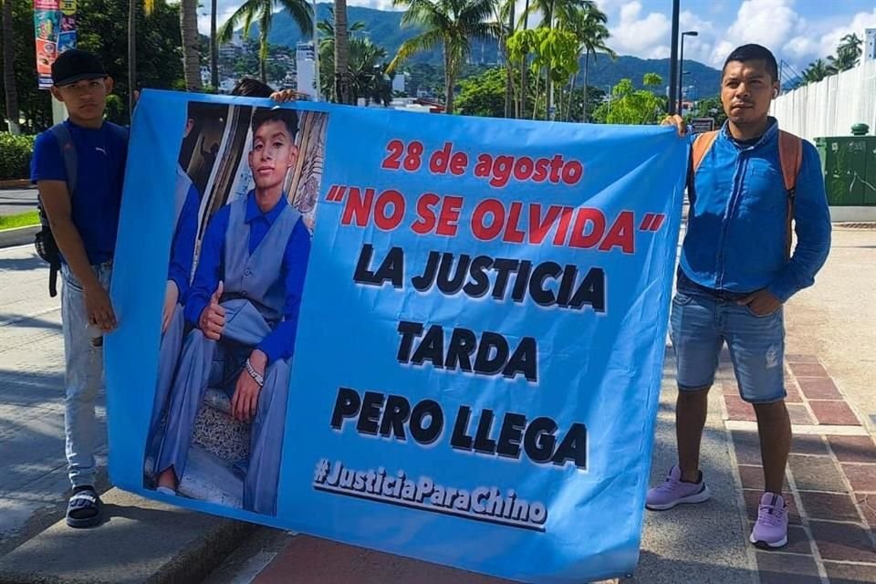 A más de dos meses de la muerte de un menor de 14 años, tras ser golpeado en una secundaria, su mamá acusó fallas en la investigación.