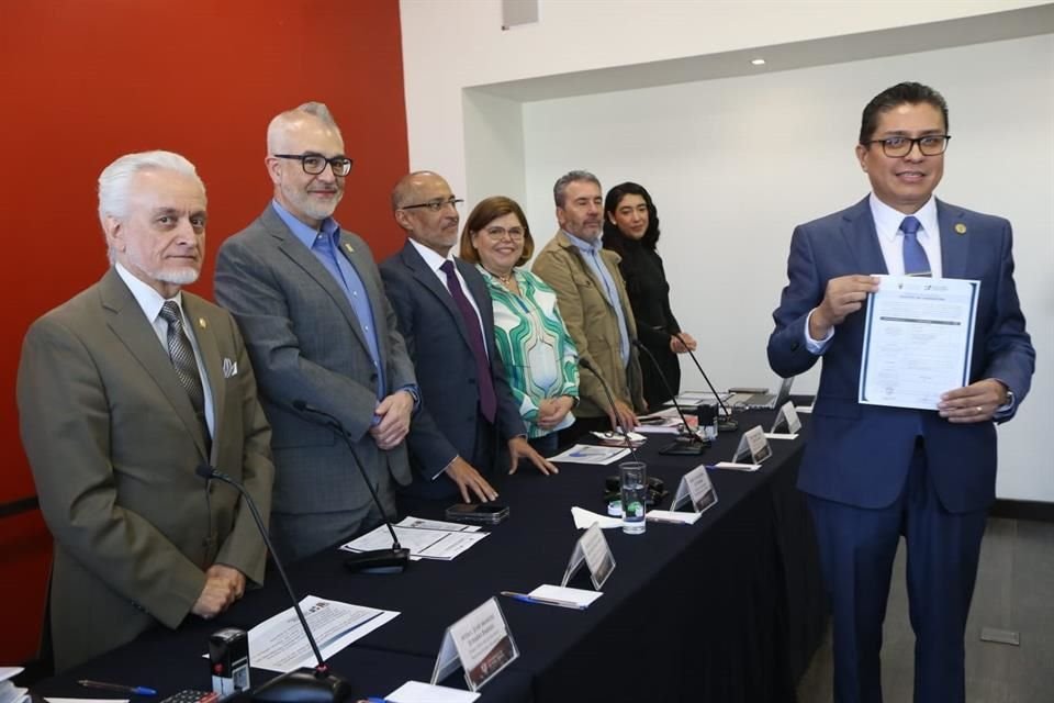 José Francisco Muñoz Valle realizó su registro como candidato a la Rectoría de la Universidad de Guadalajara.