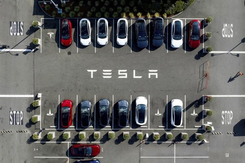 Tesla reportó una caída de sus ventas globales de vehículos eléctricos en 2024.