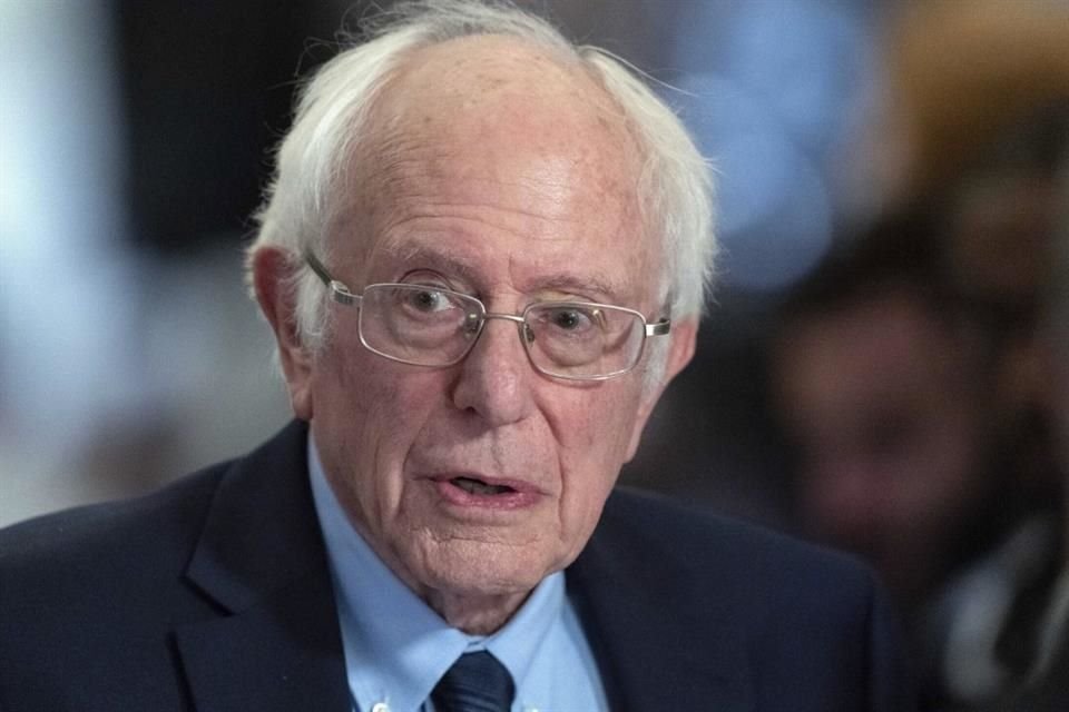 El senador Bernie Sanders habla con los medios en el Capitolio, el 7 de marzo del 2024.