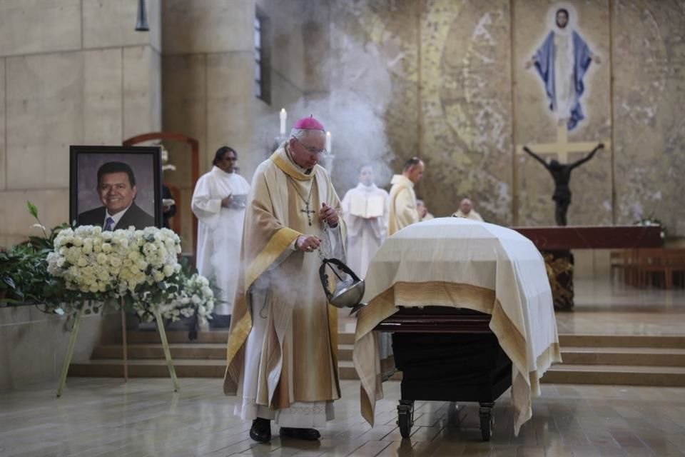 Entre familiares, amigos, ex compañeros y fanáticos, se llevó a cabo el funeral de Fernando Valenzuela en una catedral de Los Ángeles.