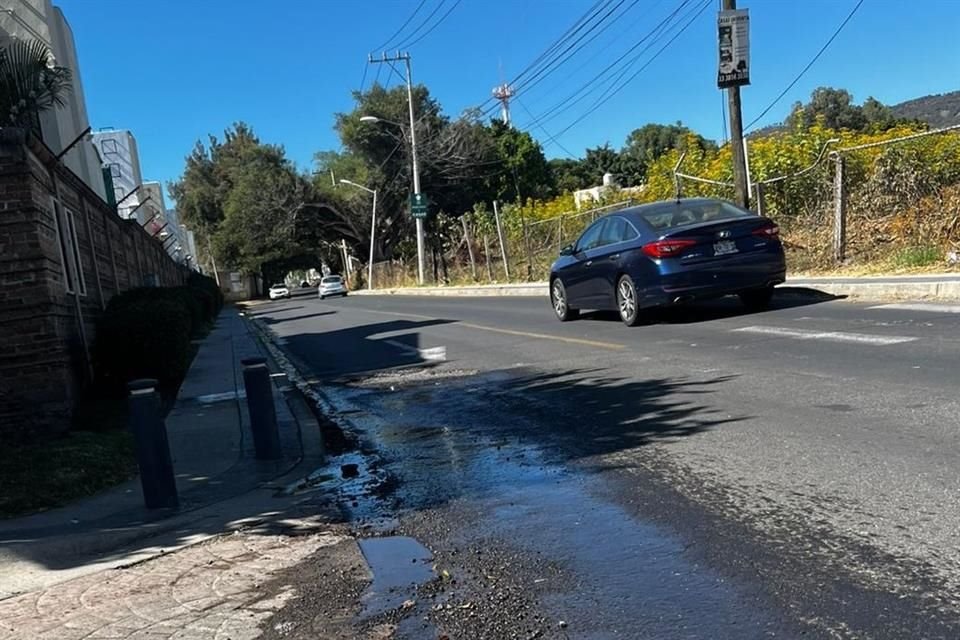 Derrame de aguas residuales de una planta de tratamiento sobre Av. Camino a Las Moras, en el corredor López Mateos de Tlajomulco.