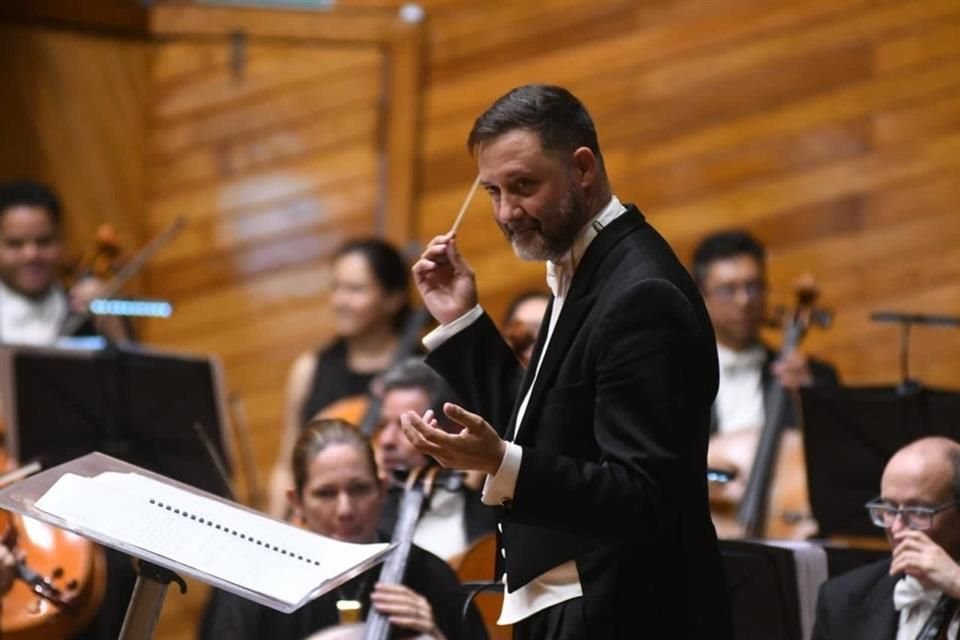 Tras dos años de ausencia, el director Rodrigo Macías regresa a la OFJ para dirigir un programa que explora la diversidad sonora de América.