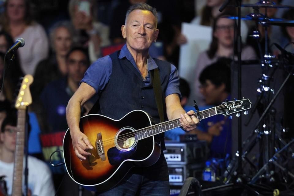 Bruce Springsteen opinó sobre la victoria de Trump en un concierto, ofreciendo canciones como 'Long Walk Home' como una 'oración de lucha'.