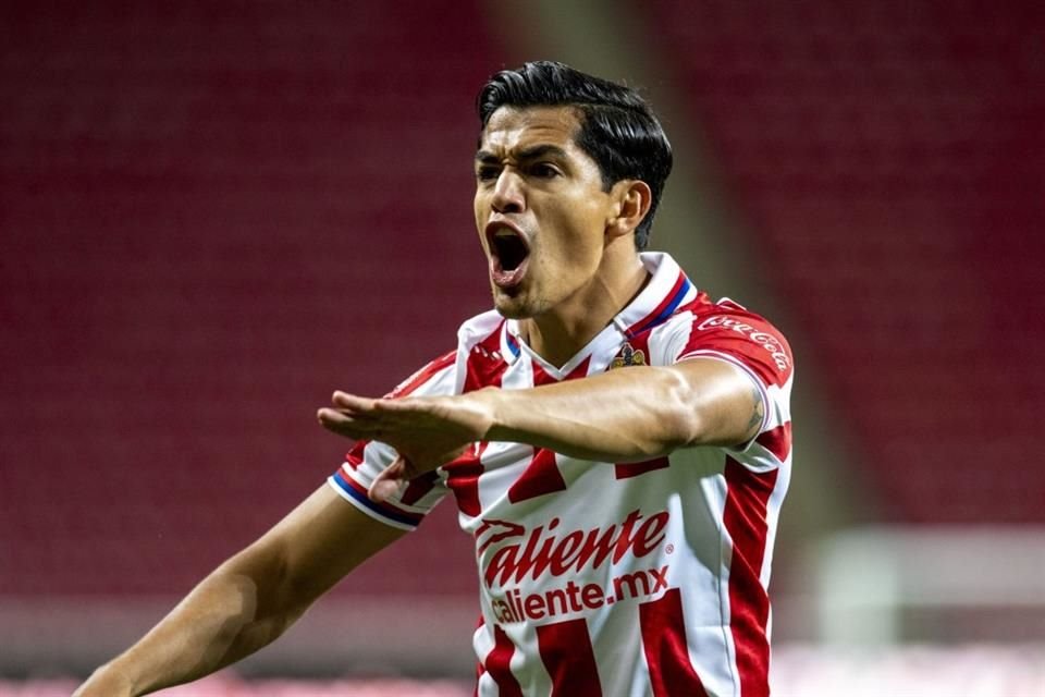 El rojiblanco se formó en las Fuerzas Básicas de las Chivas, a las que ingresó desde 2008.