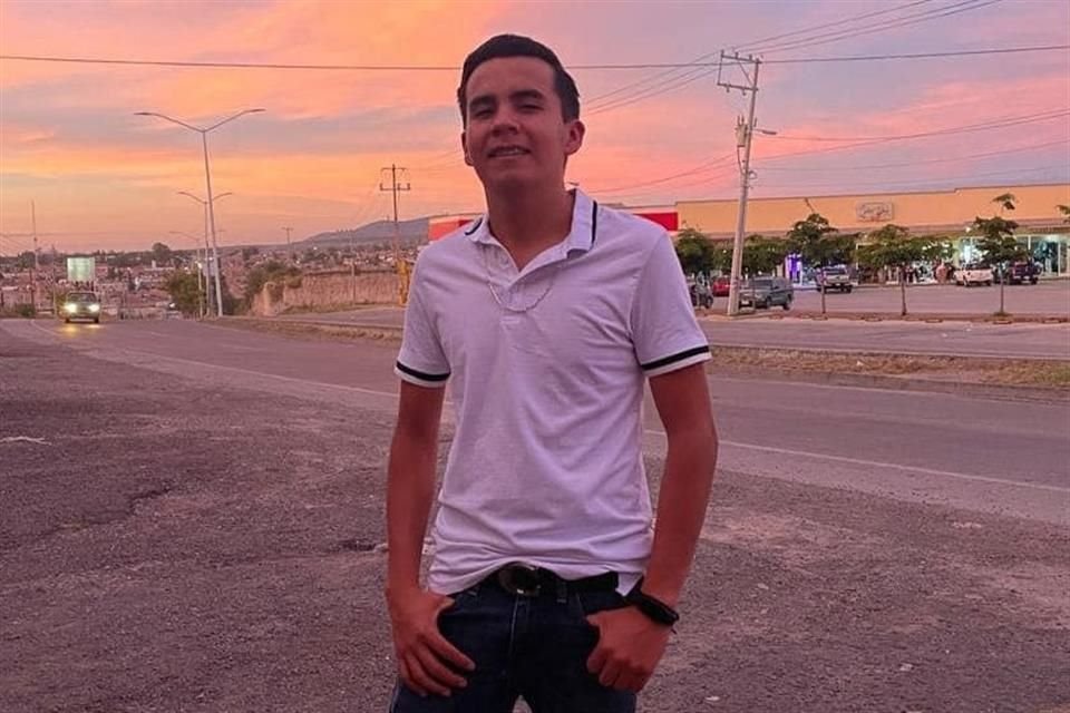 El joven fue identificado como Adrián Alejandro González, quien era estudiante de la Licenciatura en Contador Público del Sistema Empresarial en la Universidad Cuauhtémoc, plantel Aguascalientes.