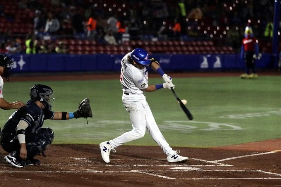 Con tremendo imparable de Mateo Gil, quien produjo a Carlos Báez, los Charros de Jalisco dejaron tendidos a los Sultanes de Monterrey al ganar 3-2.