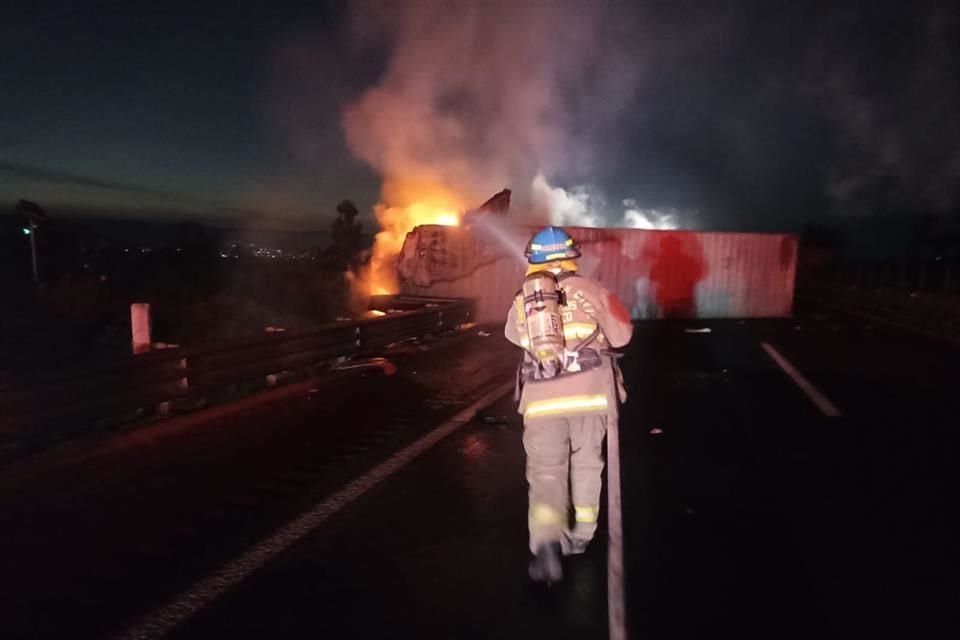 Esta mañana, personal de la Comandancia Regional de Ciudad Guzmán atiende un accidente en la Autopista Guadalajara-Colima.