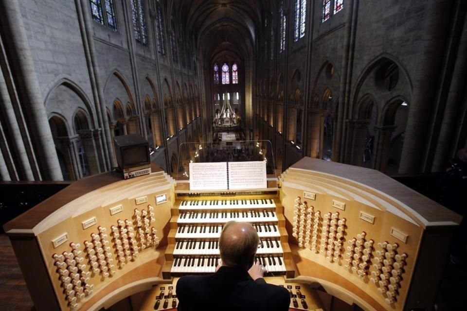 Así lucía la vista desde el gran órgano de Notre Dame, antes del incendió que consumió la techumbre del monumento parisino.