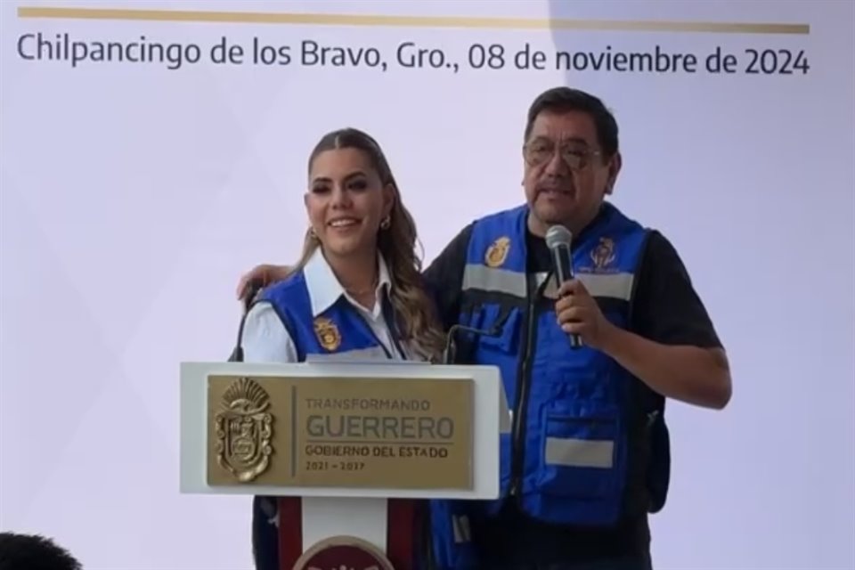 En evento en Chilpancingo, el senador Félix Salgado hizo una encuesta a mano alzada para preguntar si su hija cantaba bonito tras críticas.