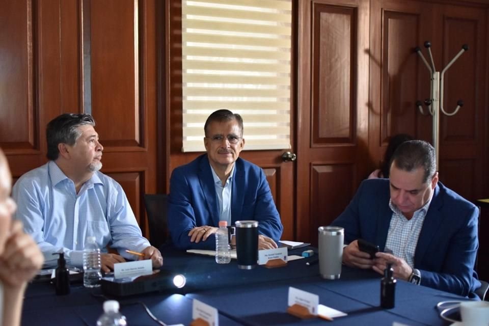 El próximo secretario de la Hacienda Pública, Luis García Sotelo (izq.) se reunió con diputados de Hagamos y Futuro para abordar propuesta de Presupuesto 2025.