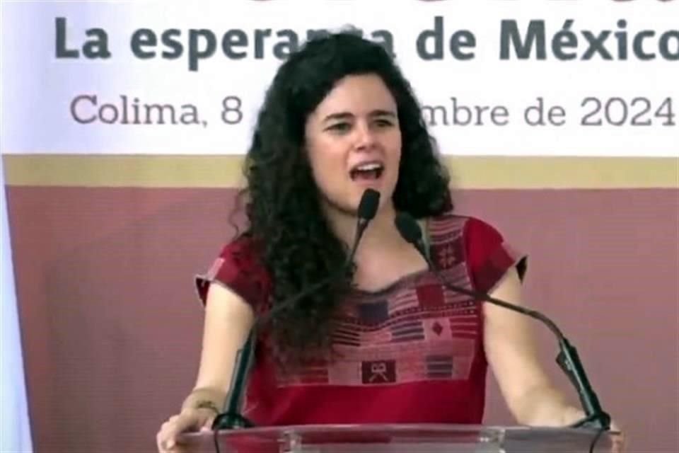 Luisa Alcalde, dirigente nacional de Morena, encabezó una asamblea informativa en Manzanillo, Colima.