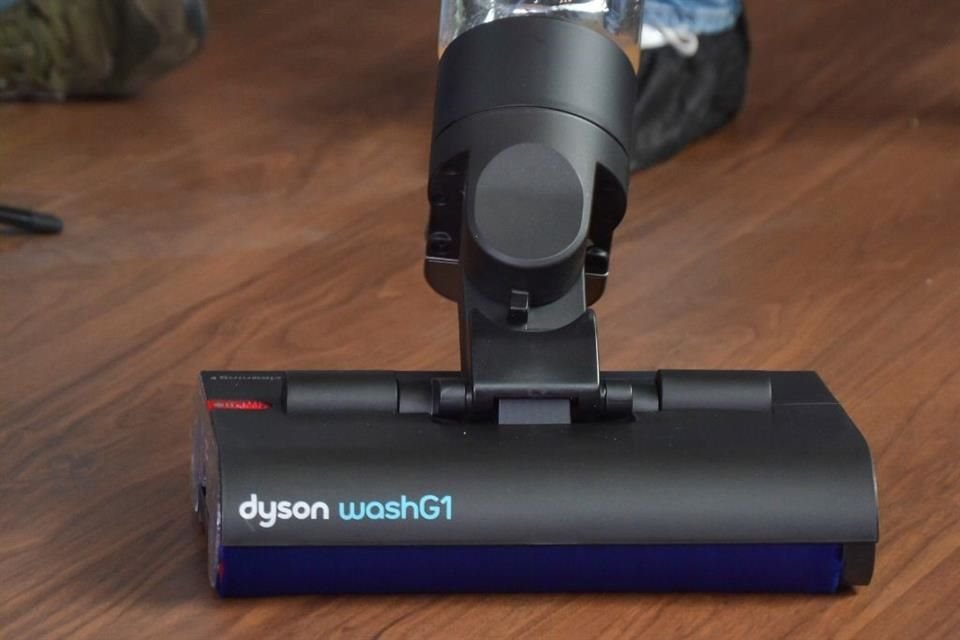 El cabezal del Dyson WashG1 es retráctil para llegar a más lugares.