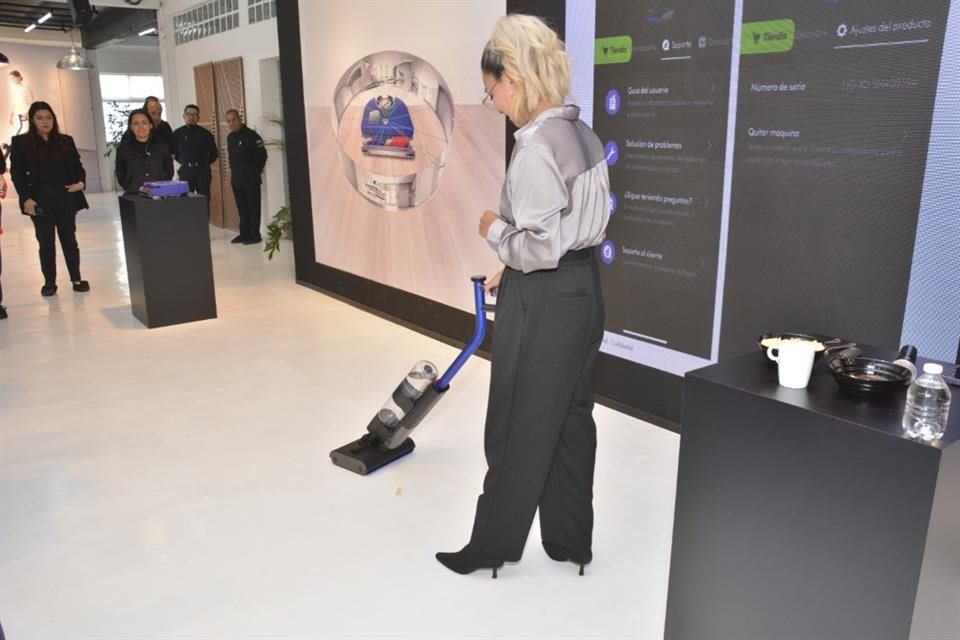 Dyson WashG1 es una aspiradora que permite limpiar humedad.