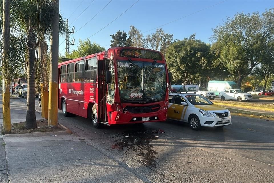 La competencia entre dos conductores de unidades de transporte público terminó en un choque, en el que 15 personas resultaron lesionadas.