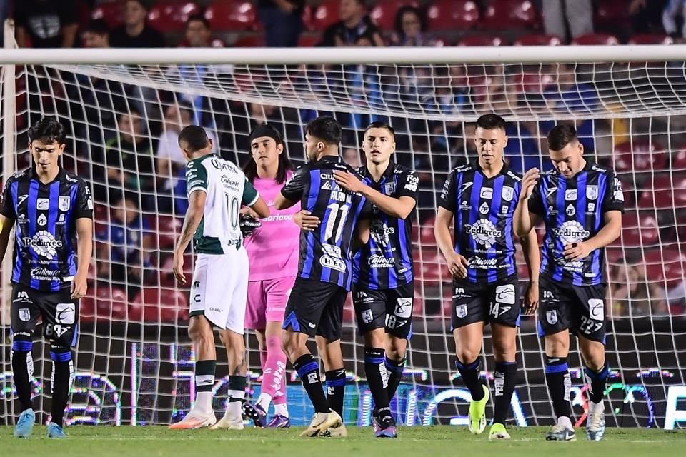 El Querétaro salió del sótano, que ahora le pertenece a Santos, tras imponerse en casa 3-2 al cuadro lagunero.