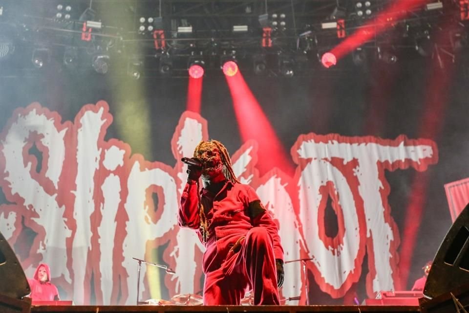 Con atuendos vintage y un setlist clásico, Slipknot entregó una noche de nostalgia y energía metalera.