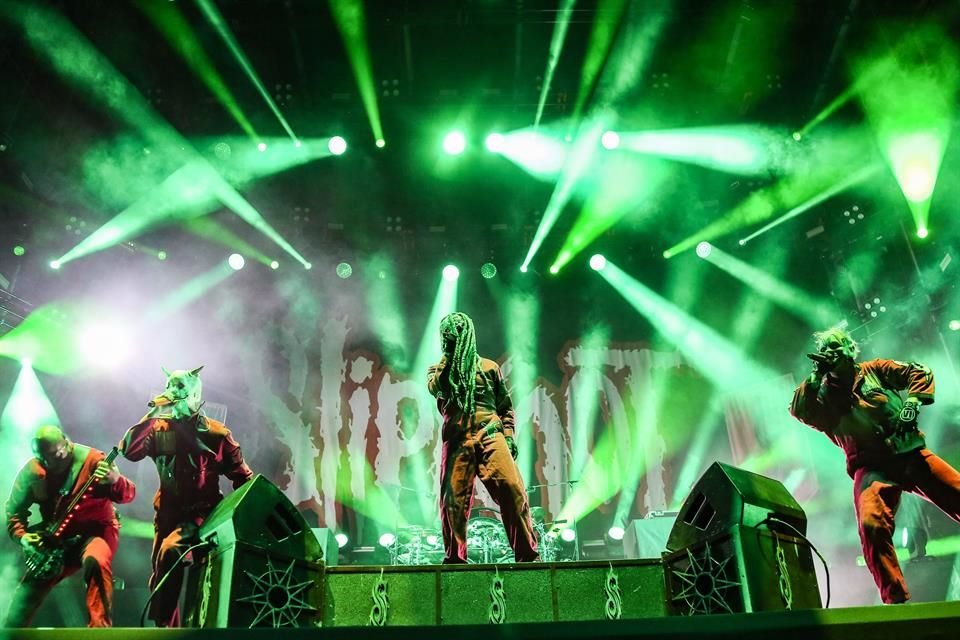 Con atuendos vintage y un setlist clásico, Slipknot entregó una noche de nostalgia y energía metalera.