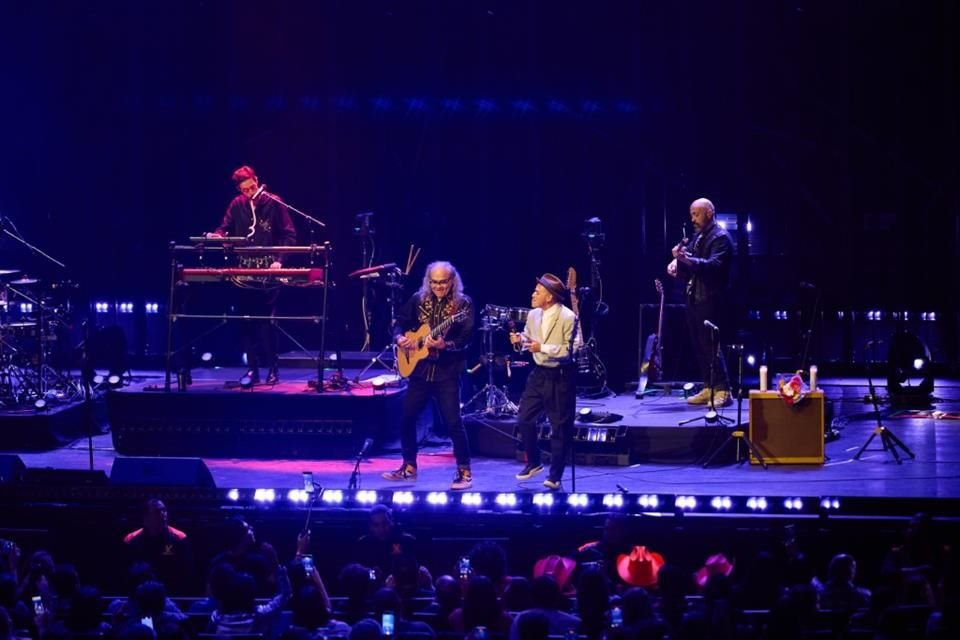 Café Tacvba hizo hervir anoche el Auditorio Telmex con una dosis bien cargada de puros éxitos musicales.