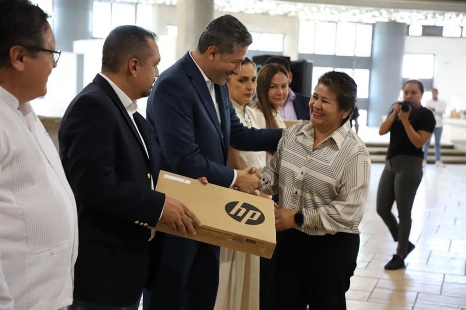 Docentes de la Región Sur de Jalisco recibieron computadoras y el titular de la SEJ, Juan Carlos Flores Miramontes, les prometió buenas noticias en los próximos días.