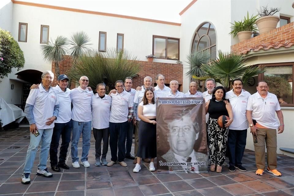 Se reunieron los basquetbolistas para recordar al impulsor del basquetbol en México.