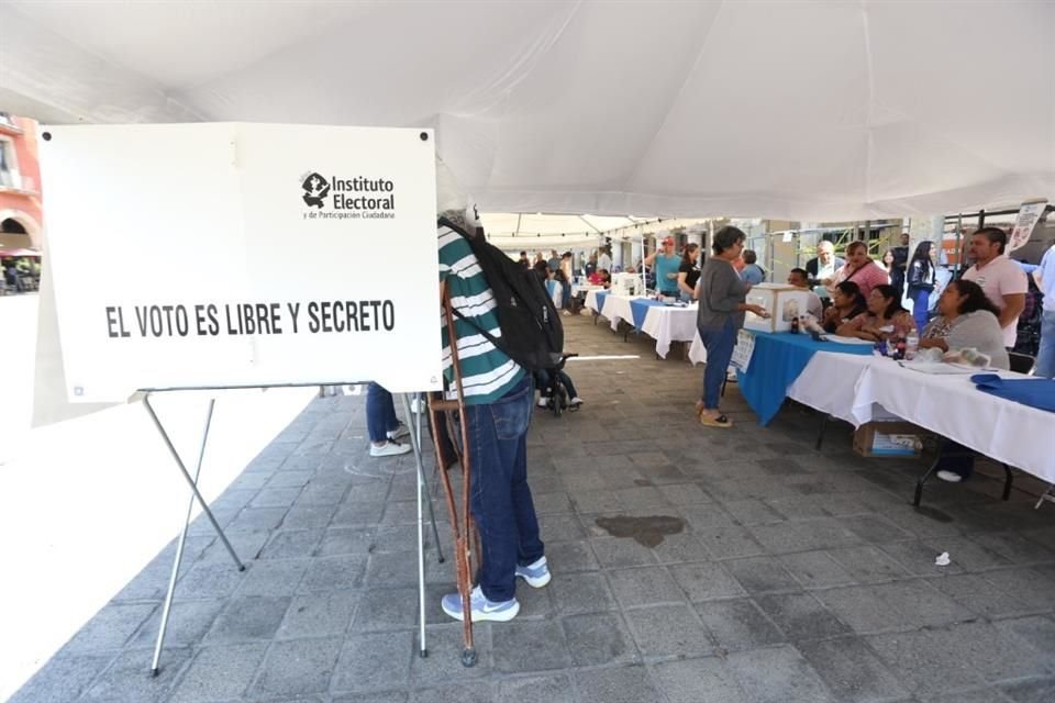 Casilla ubicada en Plaza Caudillos en el Centro de Zapopan dónde votan para elegir entre los candidatos Adriana Dávila y Jorge Romero quien dirija el PAN Jalisco.