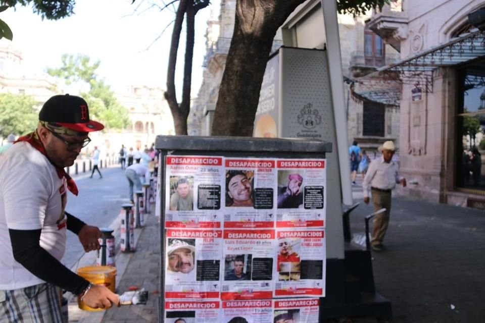 Poco a poco tapizaron los bolardos y las barreras para recordar y difundir los rostros de sus seres queridos.