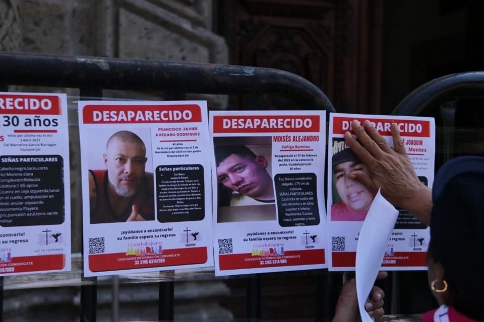 Poco a poco tapizaron los bolardos y las barreras para recordar y difundir los rostros de sus seres queridos.