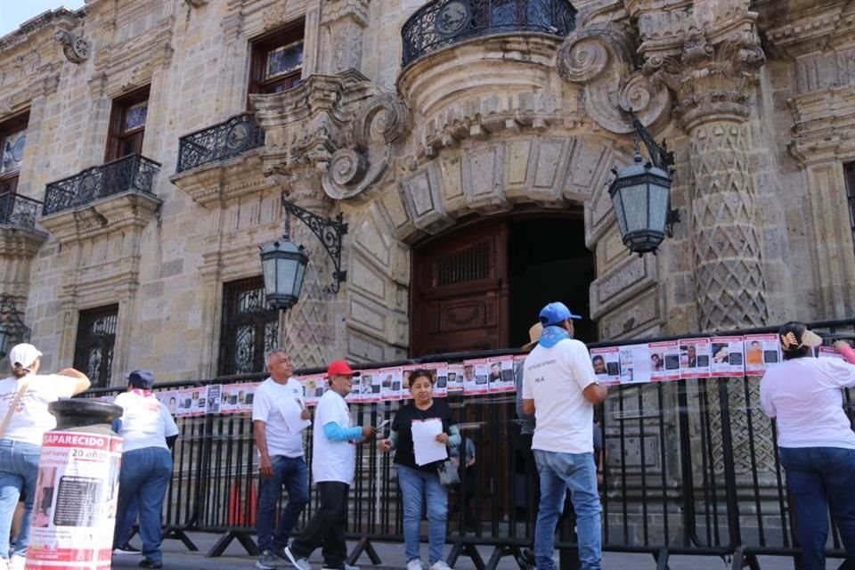 Desde el área resguardada con los metales algunos policías observaban indiferentes y solo seguían a los miembros del colectivo con la mirada.