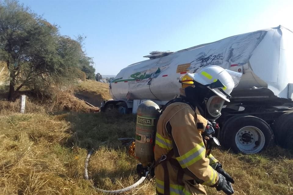 Tras la volcadura, el autotanque tuvo una fisura en la parte superior, por lo cual los rescatistas se encargaron de realizar la mitigación de riesgos.