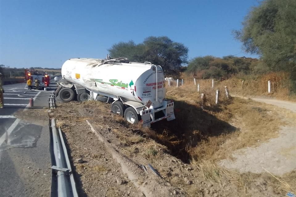 Mientras los elementos continúan con las labores, en el sitio solo hay circulación parcial en sentido hacia Guadalajara.