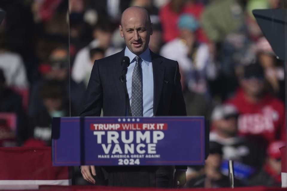 Stephen Miller, habla en un mitin de campaña de Donald Trump en Lititz, Pensilvania, el 3 de noviembre de 2024.