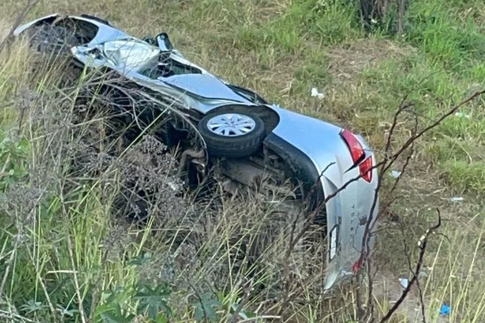 Los uniformados vieron un coche que se había desbarrancado y había terminado sobre su costado.