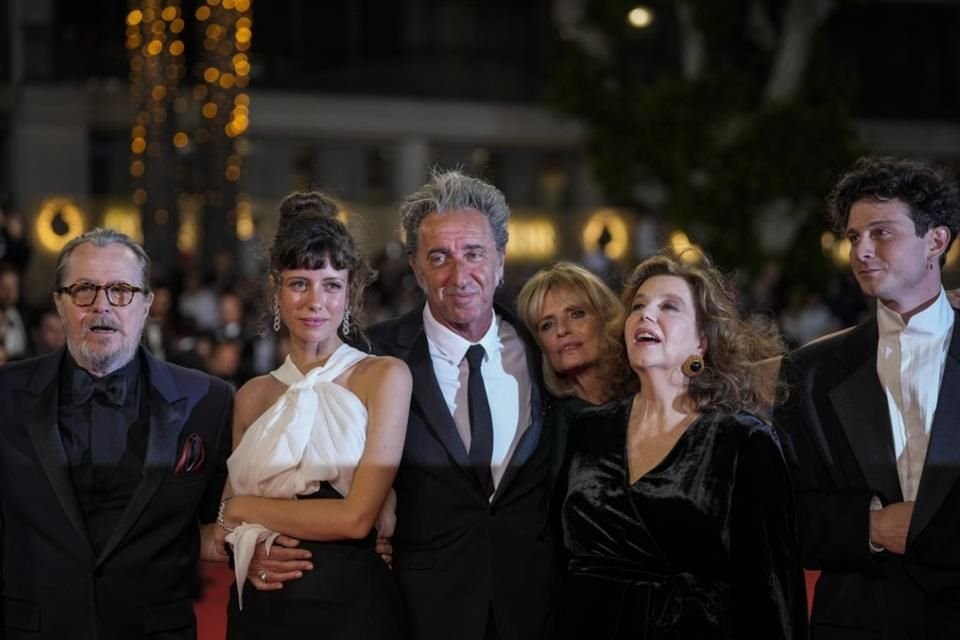 'Parthenope', el nuevo filme de Paolo Sorrentino, triunfa en taquilla italiana y provoca controversia con la Iglesia por atrevida narrativa.