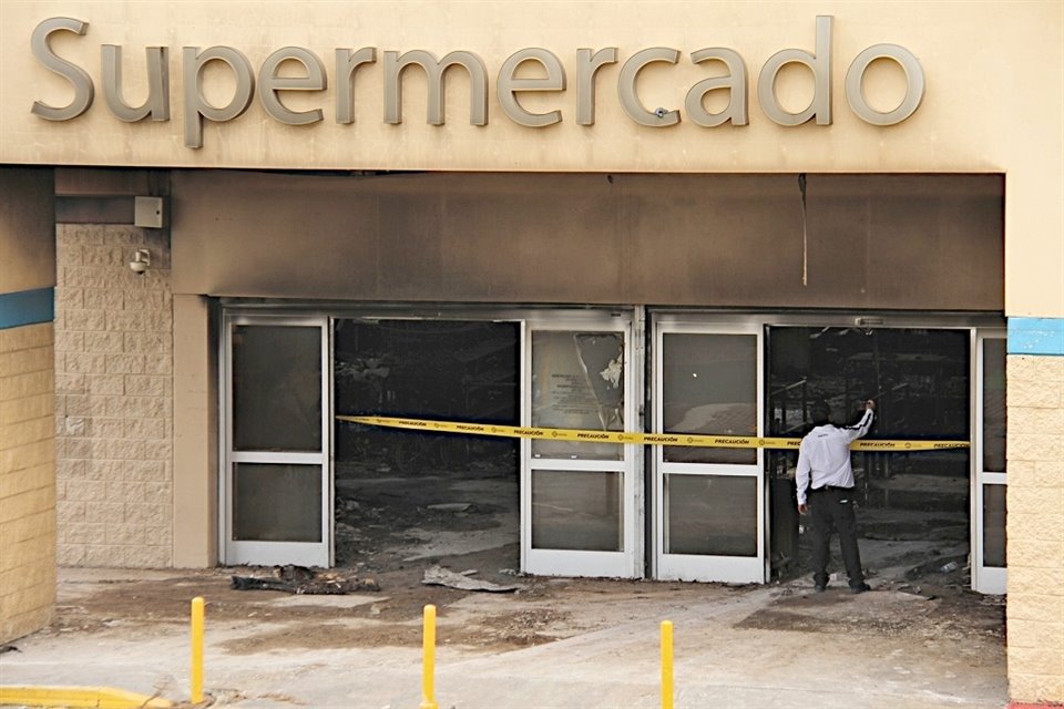 La reconstrucción de los súper incendiados en Zapopan, un Walmart y un City Club, está 'atorada' porque falta un dictamen del IJCF.